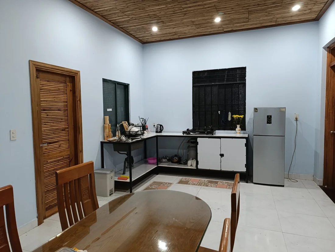 Bếp và bàn ăn