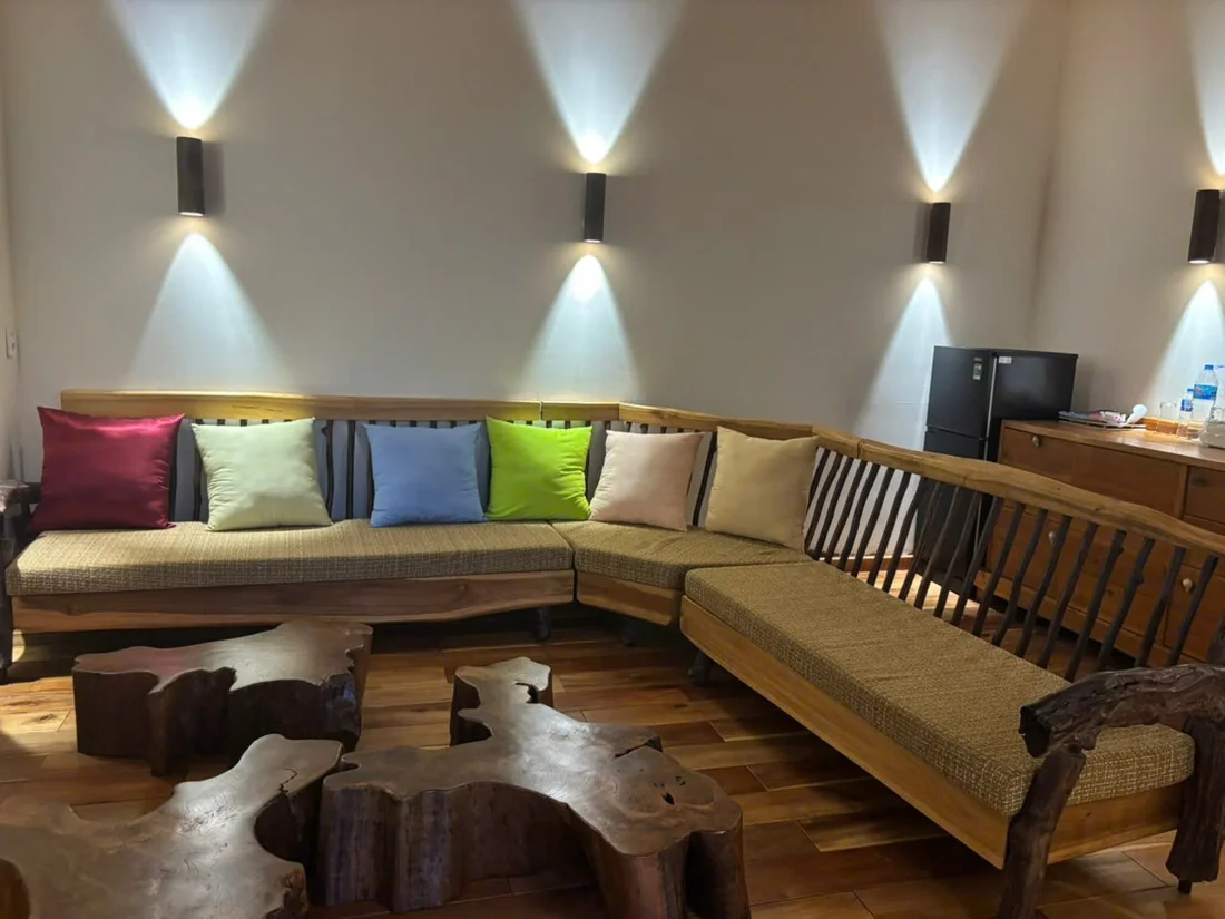 Phòng khách với sofa gỗ