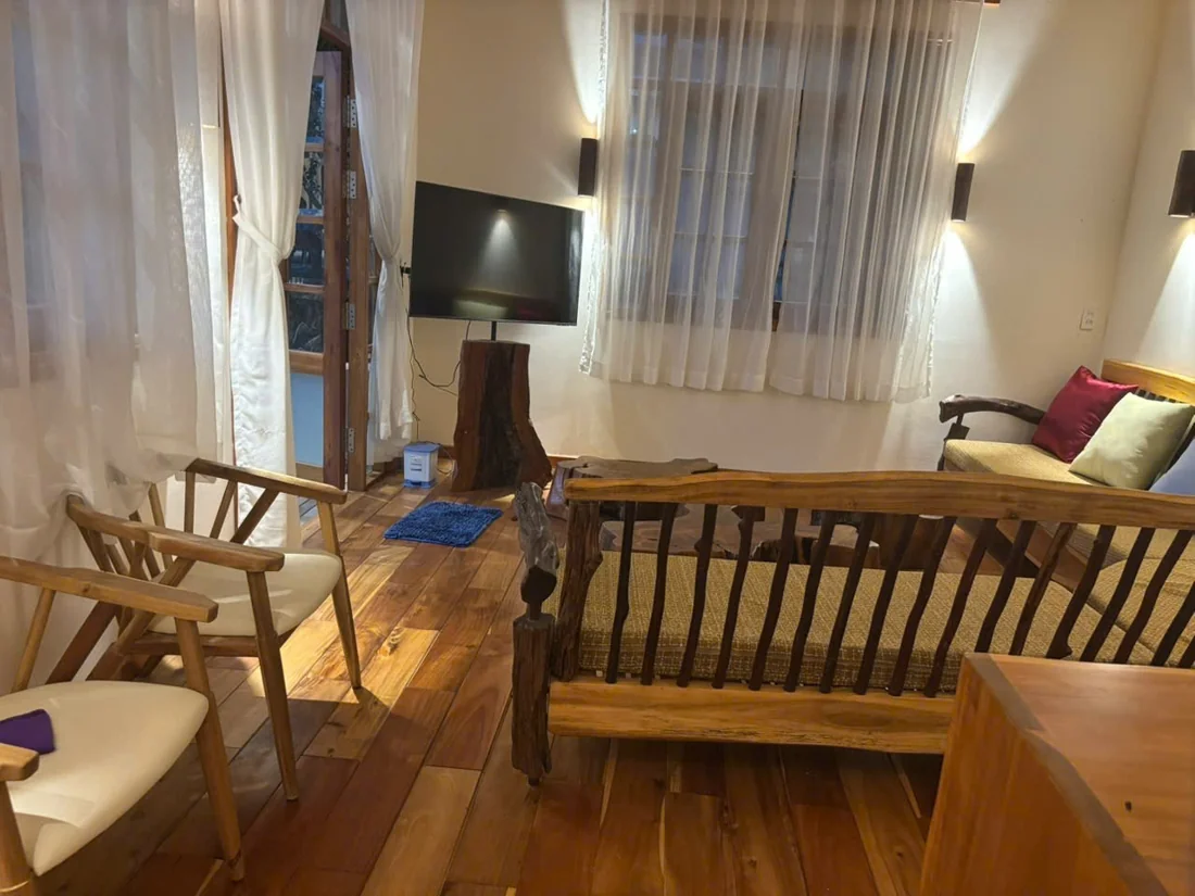 Phòng có sofa gỗ