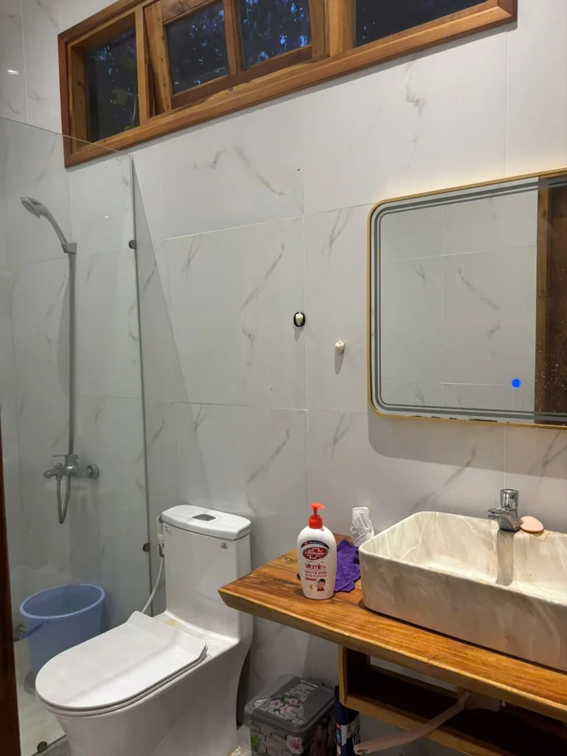 Phòng tắm với vách kính